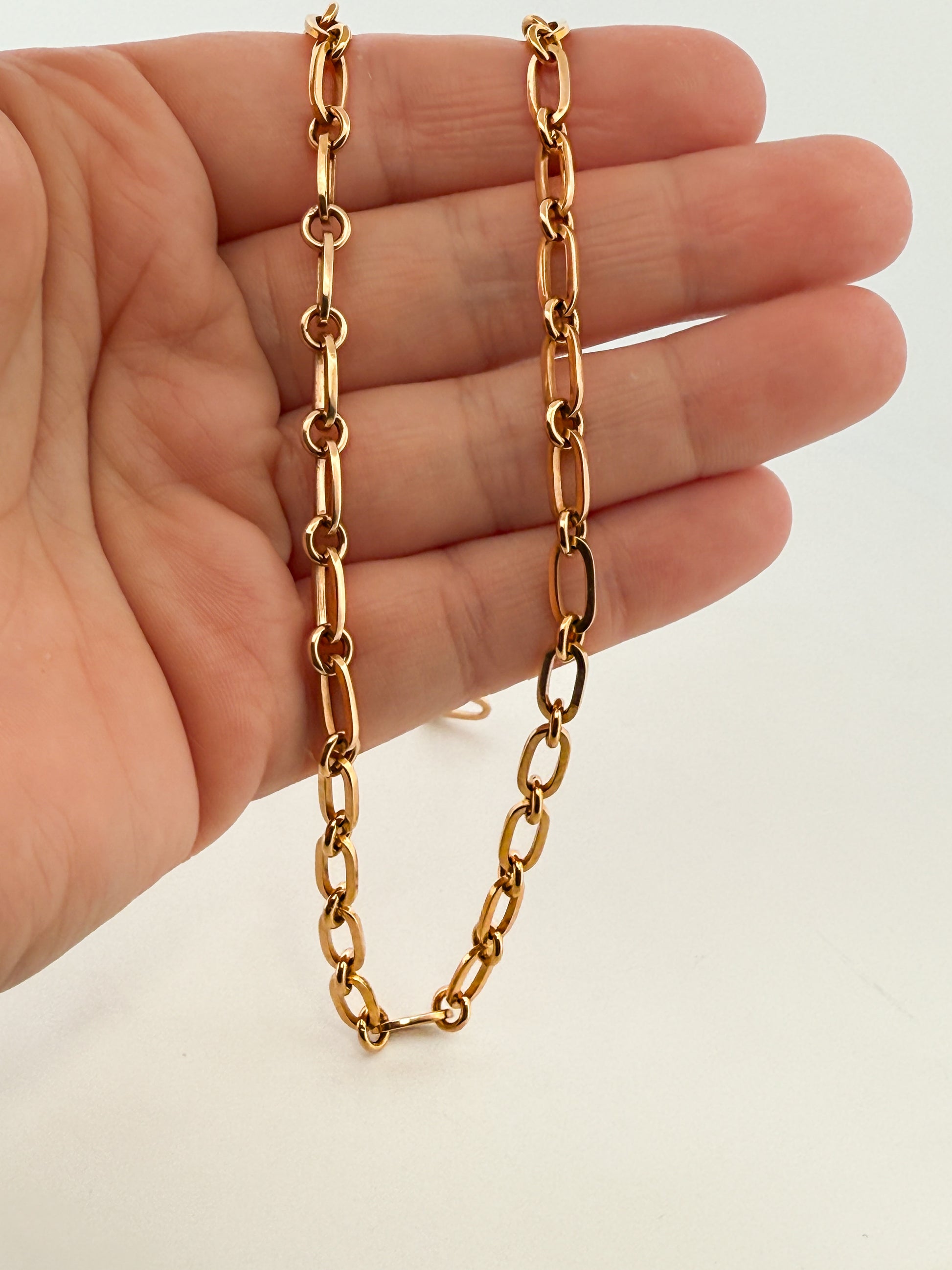 Cadena realizada en oro amarillo de 18kt con eslabones ovalados y redondos y cierre con brazo de seguridad. Cadenas de oro 18kt baratas al mejor precio.