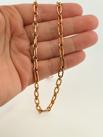 Cadena realizada en oro amarillo de 18kt con eslabones ovalados y redondos y cierre con brazo de seguridad. Cadenas de oro 18kt baratas al mejor precio.
