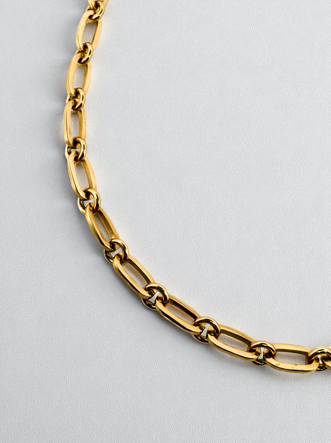 Cadena realizada en oro amarillo de 18kt con eslabones ovalados y redondos y cierre con brazo de seguridad. Cadenas de oro 18kt baratas al mejor precio.