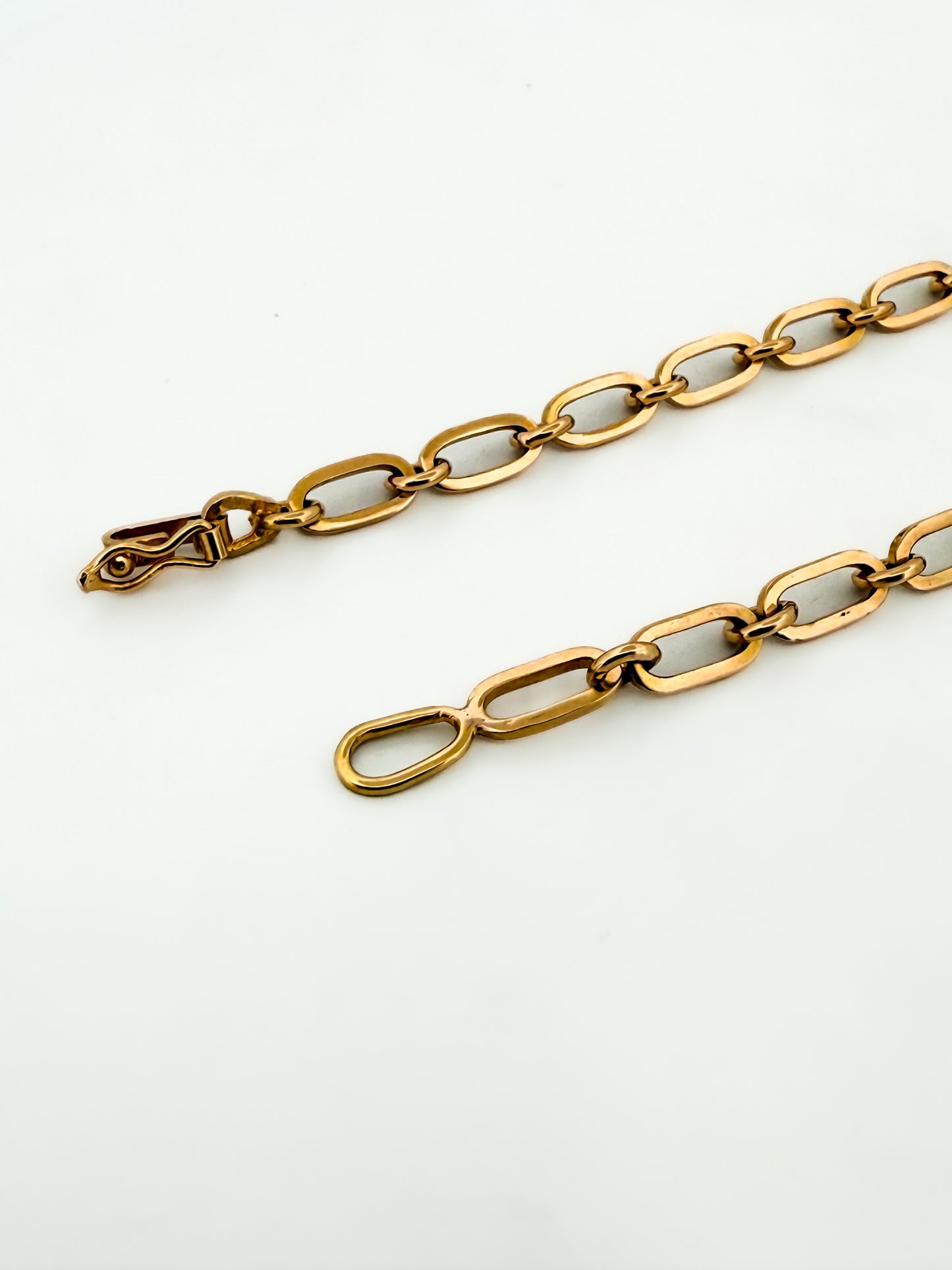 Cadena realizada en oro amarillo de 18kt con eslabones ovalados y redondos y cierre con brazo de seguridad. Cadenas de oro 18kt baratas al mejor precio.