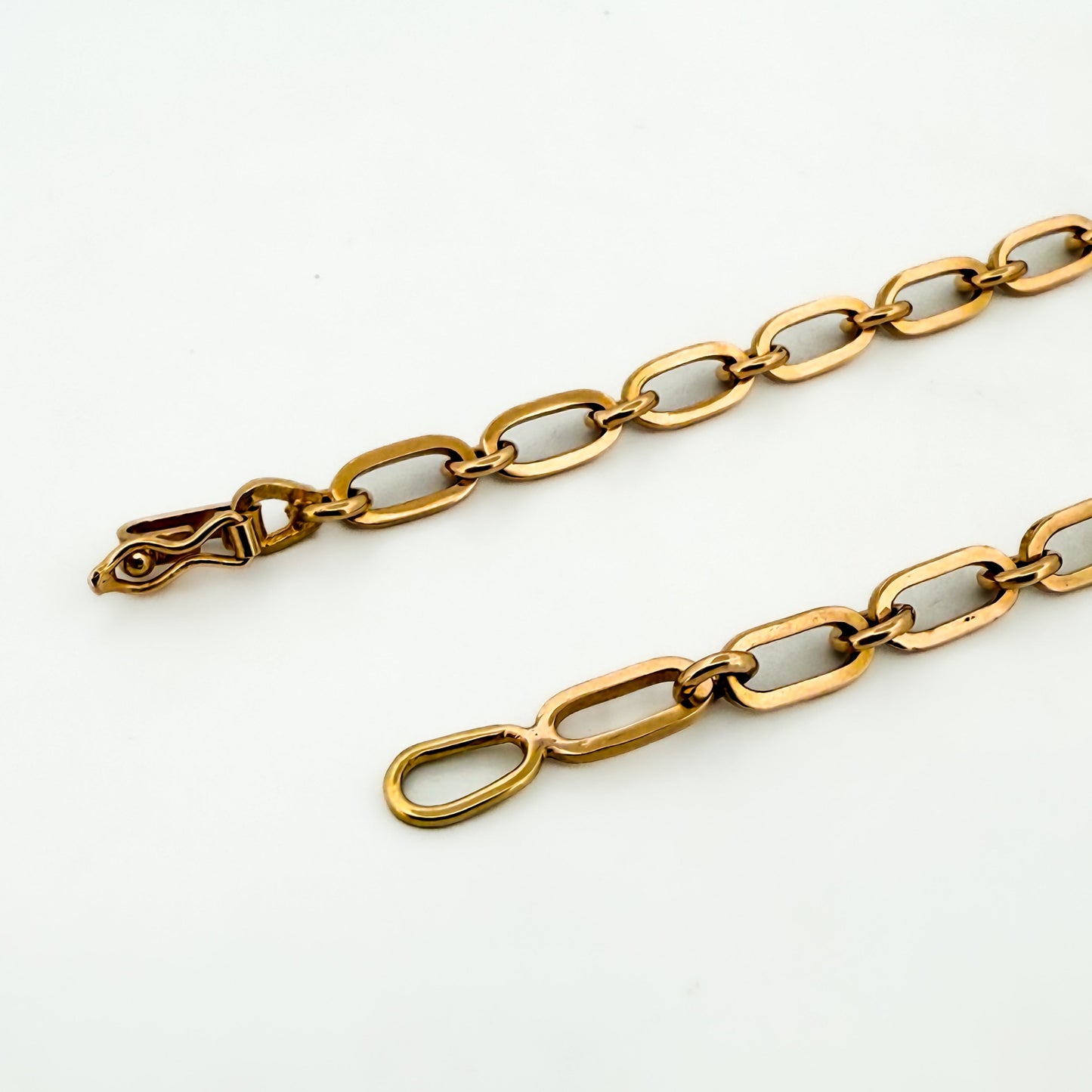 Cadena realizada en oro amarillo de 18kt con eslabones ovalados y redondos y cierre con brazo de seguridad. Cadenas de oro 18kt baratas al mejor precio.