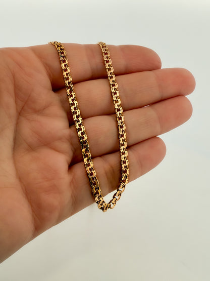 Collar de oro amarillo de 18kt de cadena de eslabón garibaldi. La cadena mide 43,5cm de largo y tiene un grosor de 4mm. Cierre tipo reasa. Ian'Or.

