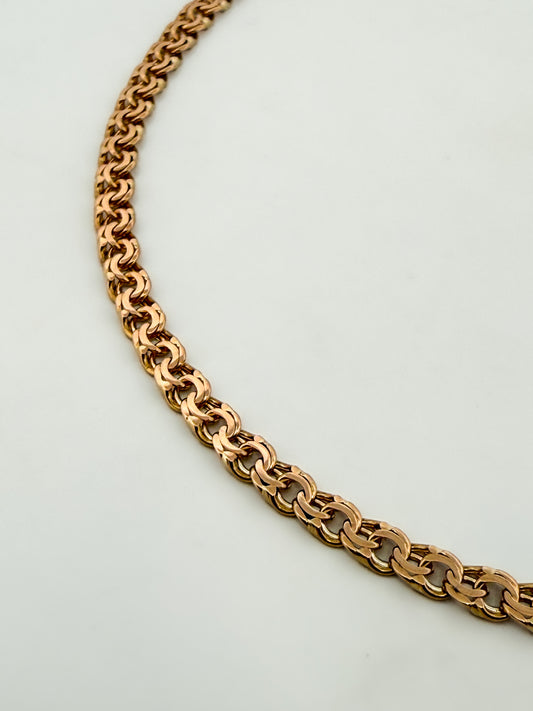 Collar de oro amarillo de 18kt de cadena de eslabón garibaldi. La cadena mide 43,5cm de largo y tiene un grosor de 4mm. Cierre tipo reasa. Ian'Or.


