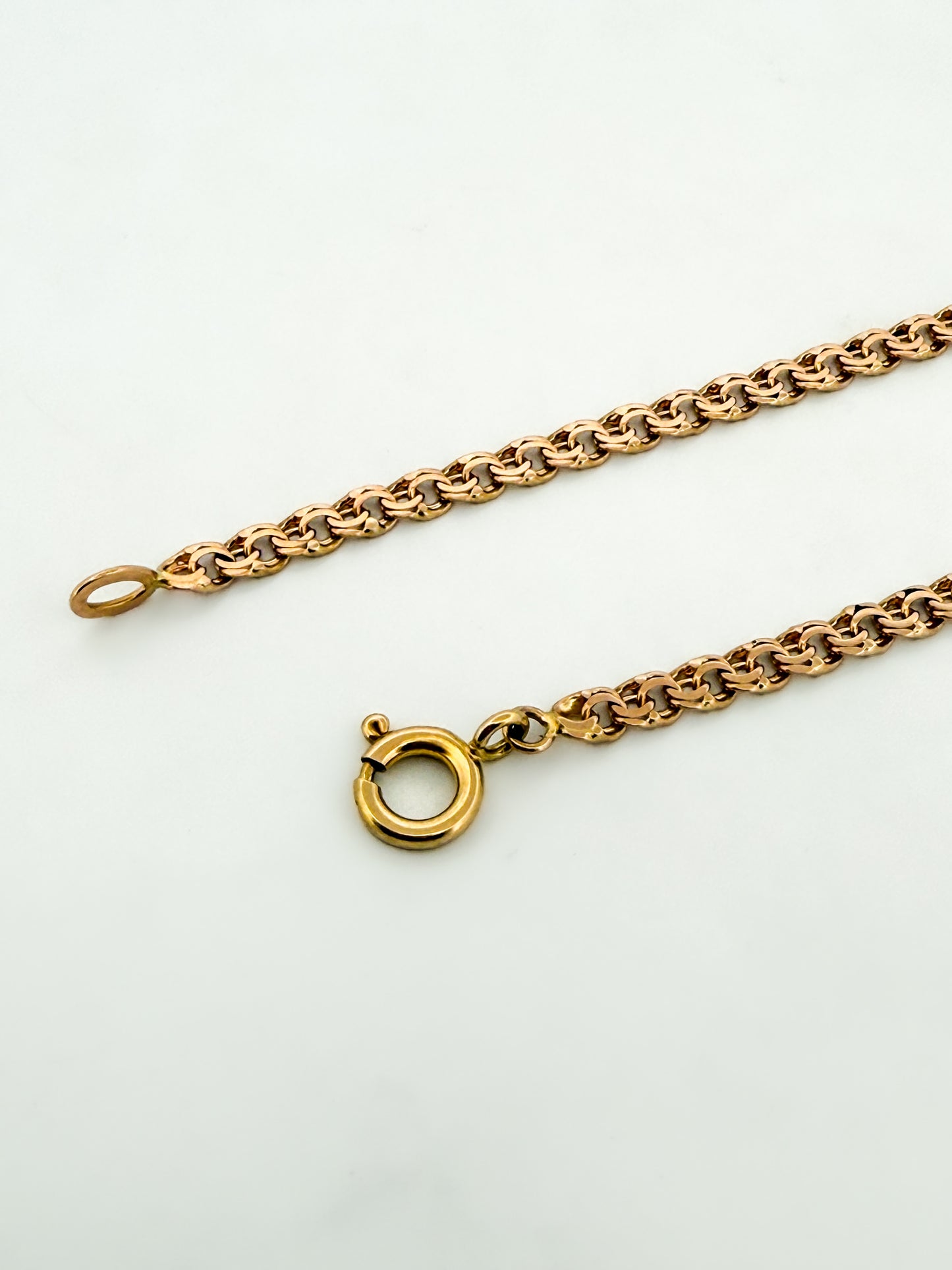 Collar de oro amarillo de 18kt de cadena de eslabón garibaldi. La cadena mide 43,5cm de largo y tiene un grosor de 4mm. Cierre tipo reasa. Ian'Or.

