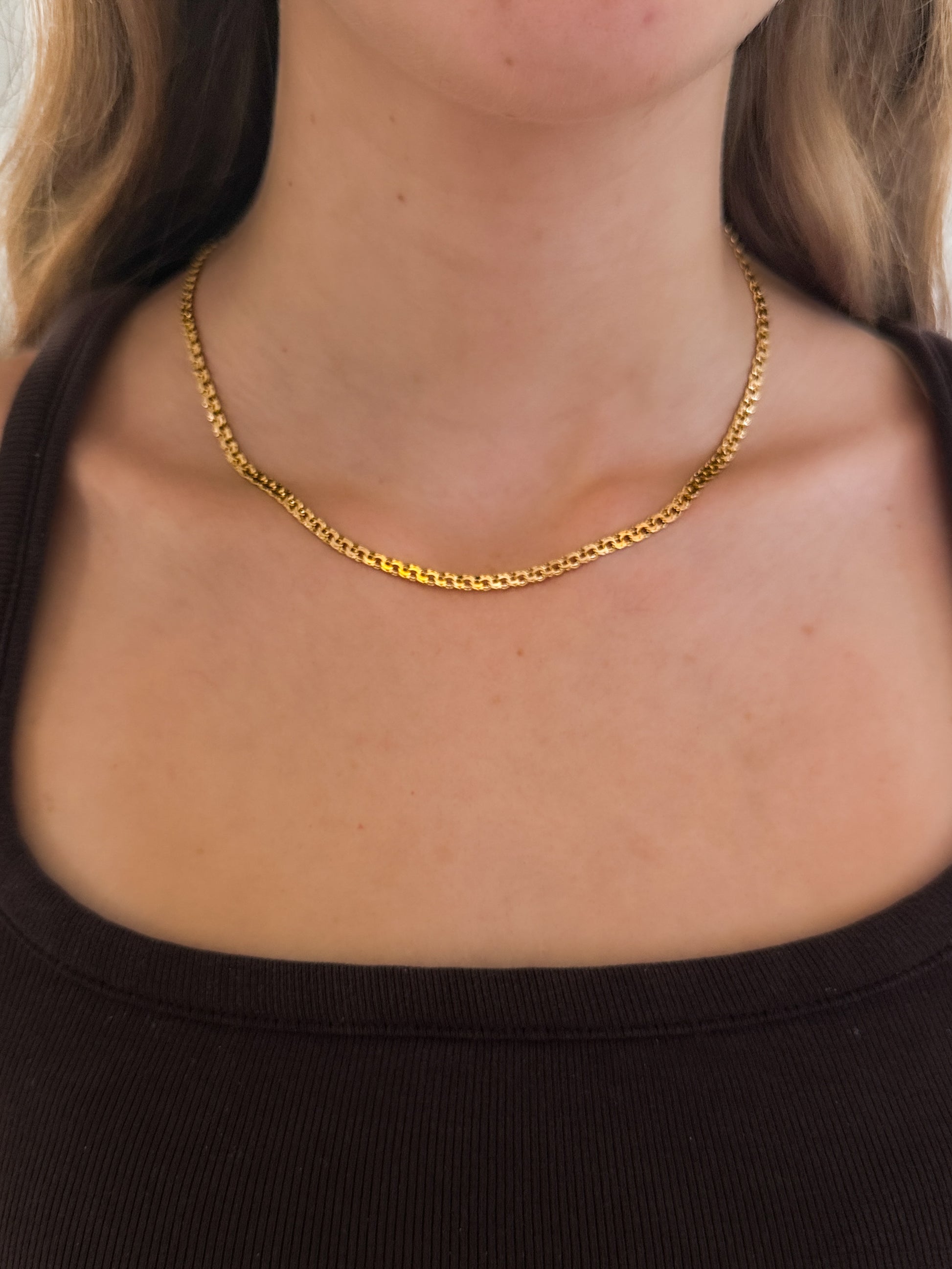 Collar de oro amarillo de 18kt de cadena de eslabón garibaldi. La cadena mide 43,5cm de largo y tiene un grosor de 4mm. Cierre tipo reasa. Ian'Or.
