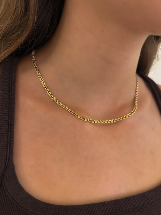Collar de oro amarillo de 18kt de cadena de eslabón garibaldi. La cadena mide 43,5cm de largo y tiene un grosor de 4mm. Cierre tipo reasa. Ian'Or.
