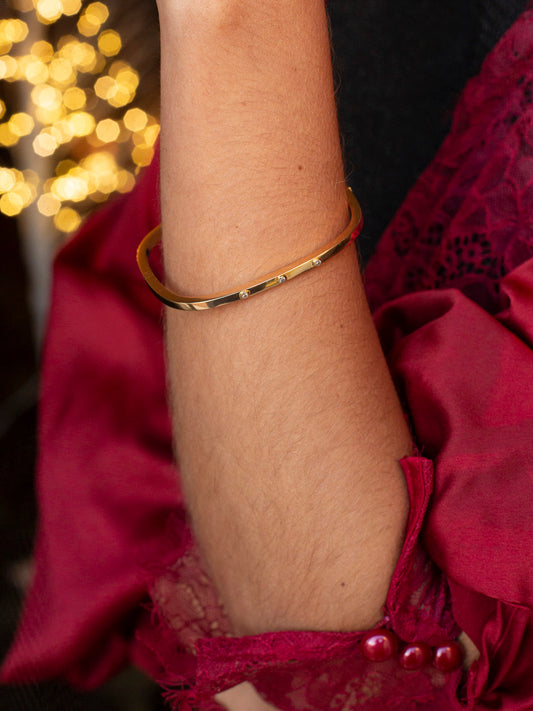 Pulsera vintage esclava de Oro amarillo de 18kt. Esta preciosa pulsera rígida dispone de un cierre de cajón. Joyas de segunda mano en Barcelona, compro oro y joyas al mejor precio. Joyería Compro Oro Barcelona, el mejor precio por tu oro y por joyas de segunda mano.