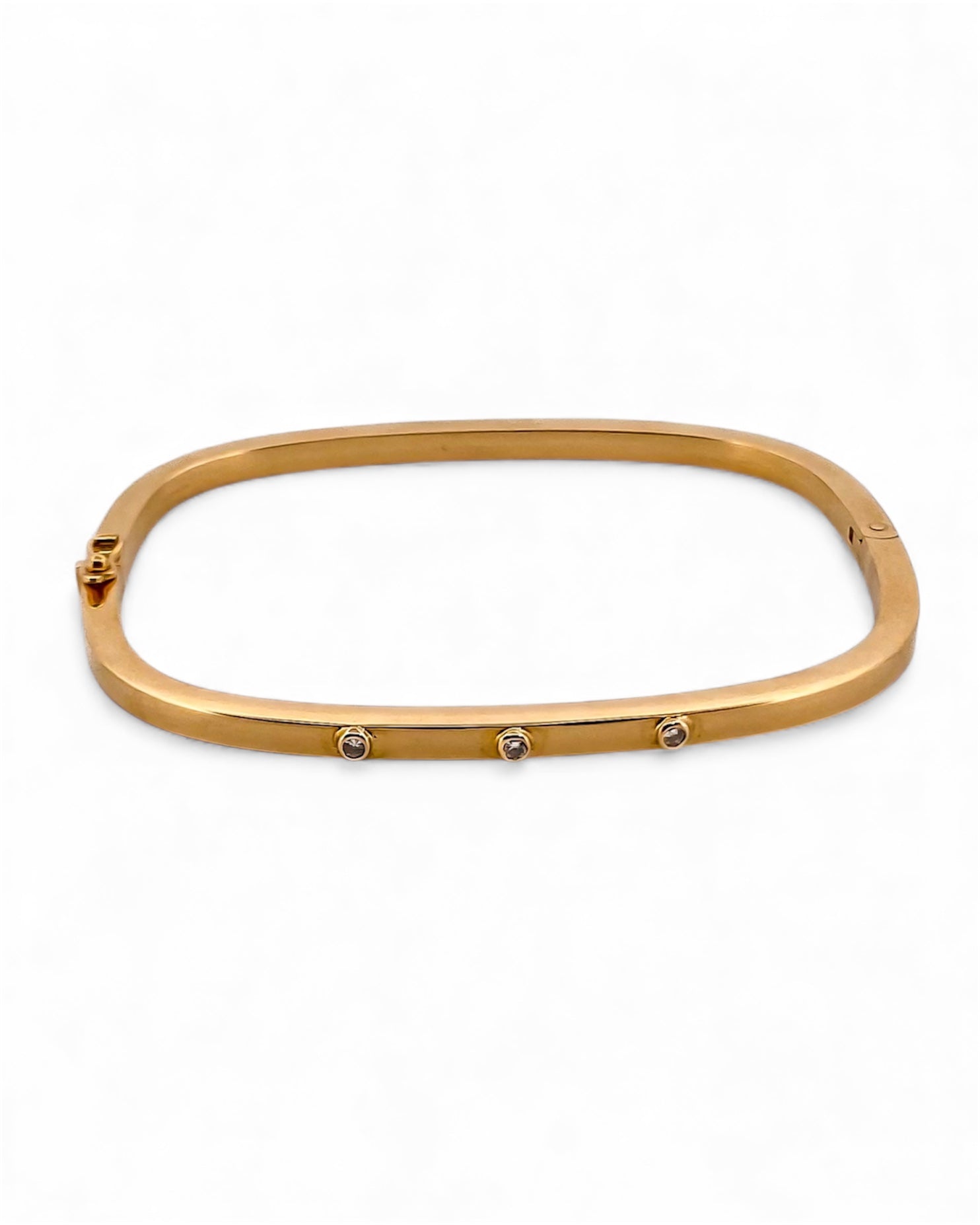 Pulsera vintage esclava de Oro amarillo de 18kt. Esta preciosa pulsera rígida dispone de un cierre de cajón. Joyas de segunda mano en Barcelona, compro oro y joyas al mejor precio. Joyería Compro Oro Barcelona, el mejor precio por tu oro y por joyas de segunda mano.