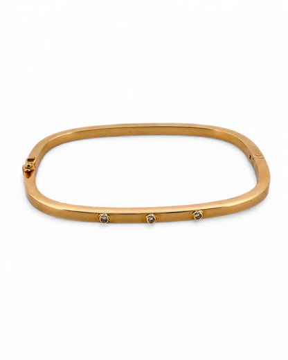 Pulsera vintage esclava de Oro amarillo de 18kt. Esta preciosa pulsera rígida dispone de un cierre de cajón. Joyas de segunda mano en Barcelona, compro oro y joyas al mejor precio. Joyería Compro Oro Barcelona, el mejor precio por tu oro y por joyas de segunda mano.