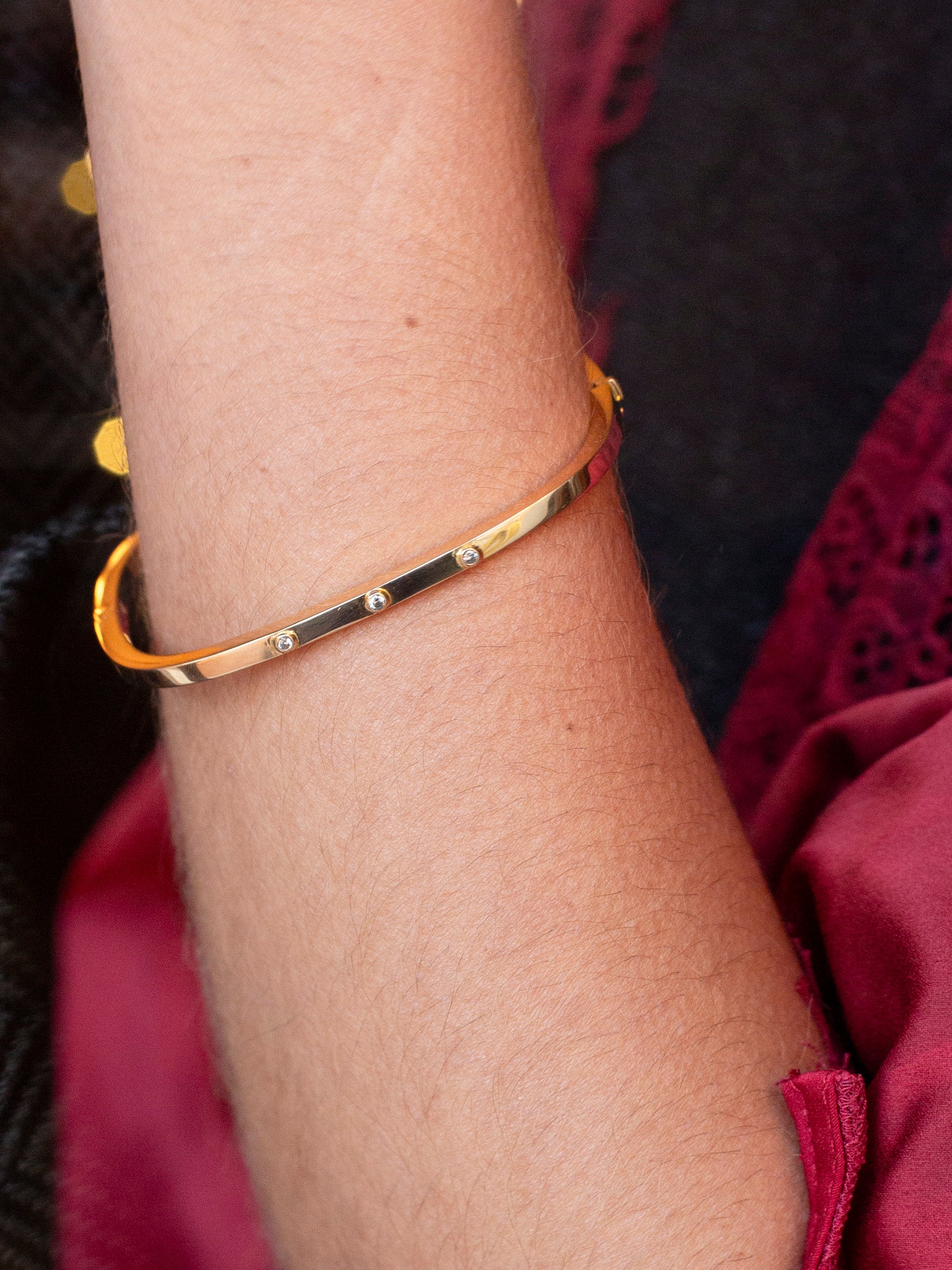 Pulsera vintage esclava de Oro amarillo de 18kt. Esta preciosa pulsera rígida dispone de un cierre de cajón. Joyas de segunda mano en Barcelona, compro oro y joyas al mejor precio. Joyería Compro Oro Barcelona, el mejor precio por tu oro y por joyas de segunda mano.