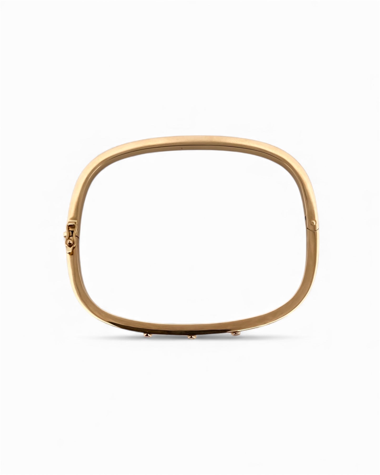 Pulsera vintage esclava de Oro amarillo de 18kt. Esta preciosa pulsera rígida dispone de un cierre de cajón. Joyas de segunda mano en Barcelona, compro oro y joyas al mejor precio. Joyería Compro Oro Barcelona, el mejor precio por tu oro y por joyas de segunda mano.