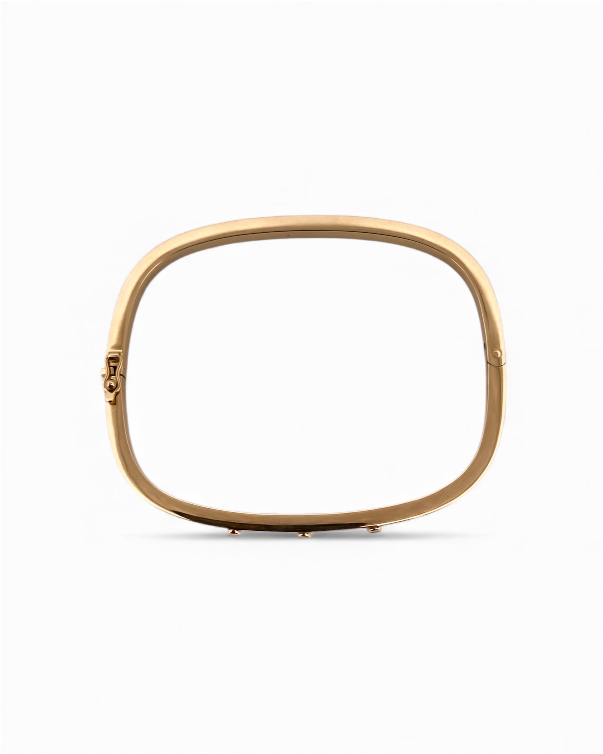 Pulsera vintage esclava de Oro amarillo de 18kt. Esta preciosa pulsera rígida dispone de un cierre de cajón. Joyas de segunda mano en Barcelona, compro oro y joyas al mejor precio. Joyería Compro Oro Barcelona, el mejor precio por tu oro y por joyas de segunda mano.