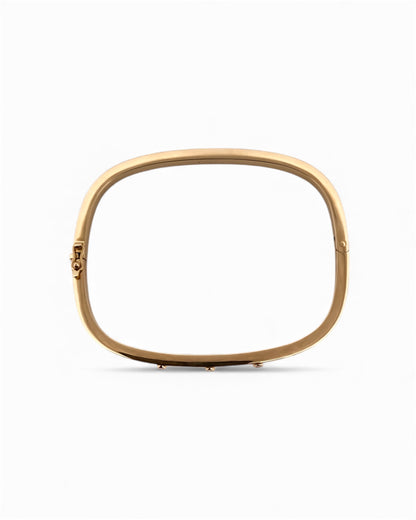 Pulsera vintage esclava de Oro amarillo de 18kt. Esta preciosa pulsera rígida dispone de un cierre de cajón. Joyas de segunda mano en Barcelona, compro oro y joyas al mejor precio. Joyería Compro Oro Barcelona, el mejor precio por tu oro y por joyas de segunda mano.