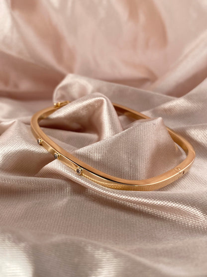 Pulsera vintage esclava de Oro amarillo de 18kt. Esta preciosa pulsera rígida dispone de un cierre de cajón. Joyas de segunda mano en Barcelona, compro oro y joyas al mejor precio. Joyería Compro Oro Barcelona, el mejor precio por tu oro y por joyas de segunda mano.