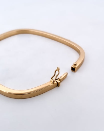 Pulsera vintage esclava de Oro amarillo de 18kt. Esta preciosa pulsera rígida dispone de un cierre de cajón. Joyas de segunda mano en Barcelona, compro oro y joyas al mejor precio. Joyería Compro Oro Barcelona, el mejor precio por tu oro y por joyas de segunda mano.