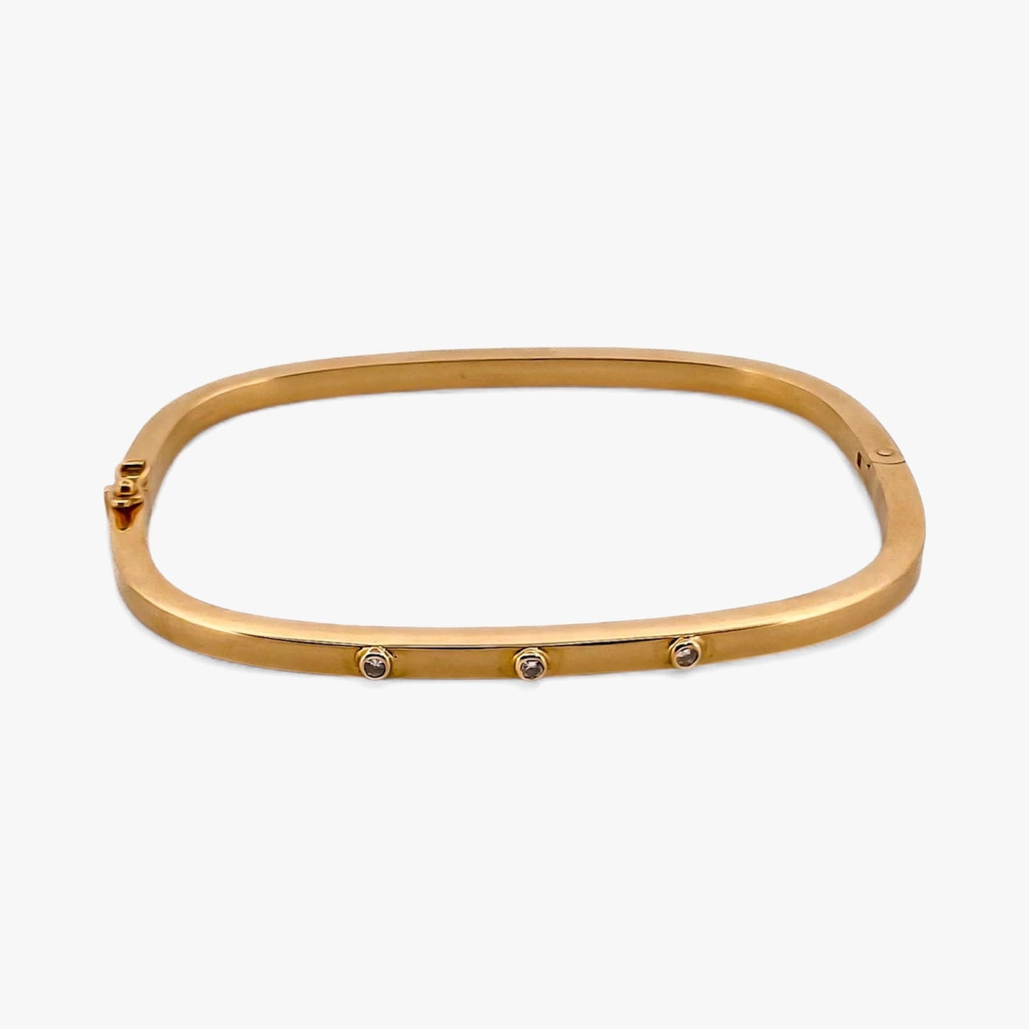 Pulsera vintage esclava de Oro amarillo de 18kt. Esta preciosa pulsera rígida dispone de un cierre de cajón. Joyas de segunda mano en Barcelona, compro oro y joyas al mejor precio. Joyería Compro Oro Barcelona, el mejor precio por tu oro y por joyas de segunda mano.