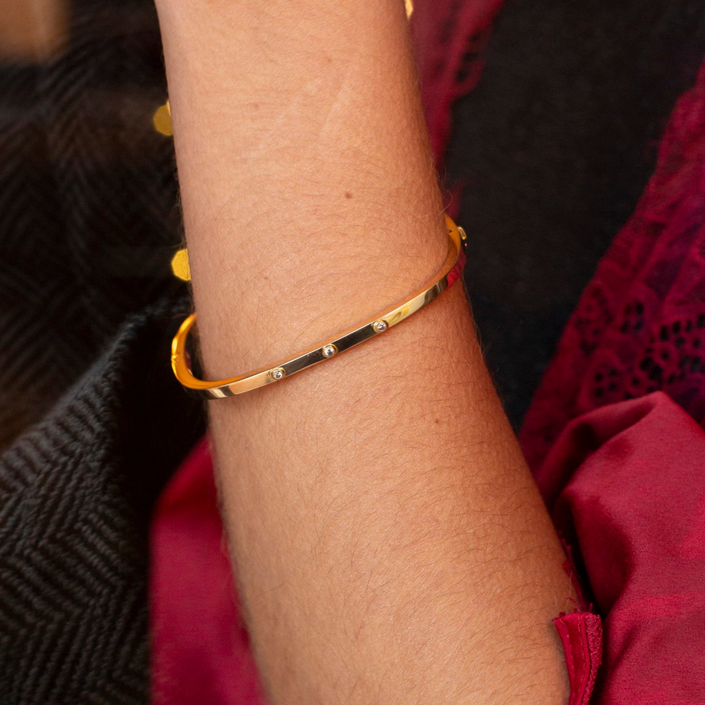 Pulsera vintage esclava de Oro amarillo de 18kt. Esta preciosa pulsera rígida dispone de un cierre de cajón. Joyas de segunda mano en Barcelona, compro oro y joyas al mejor precio. Joyería Compro Oro Barcelona, el mejor precio por tu oro y por joyas de segunda mano.