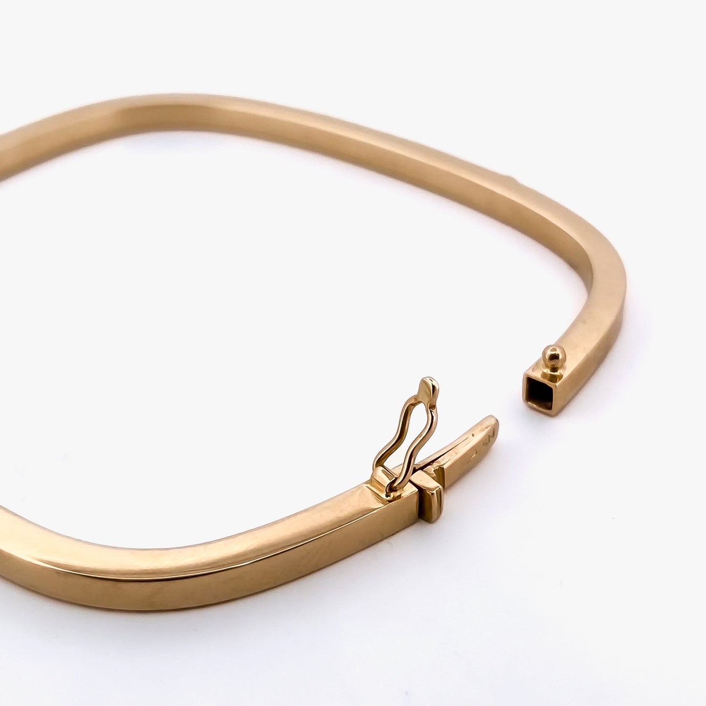 Pulsera vintage esclava de Oro amarillo de 18kt. Esta preciosa pulsera rígida dispone de un cierre de cajón. Joyas de segunda mano en Barcelona, compro oro y joyas al mejor precio. Joyería Compro Oro Barcelona, el mejor precio por tu oro y por joyas de segunda mano.