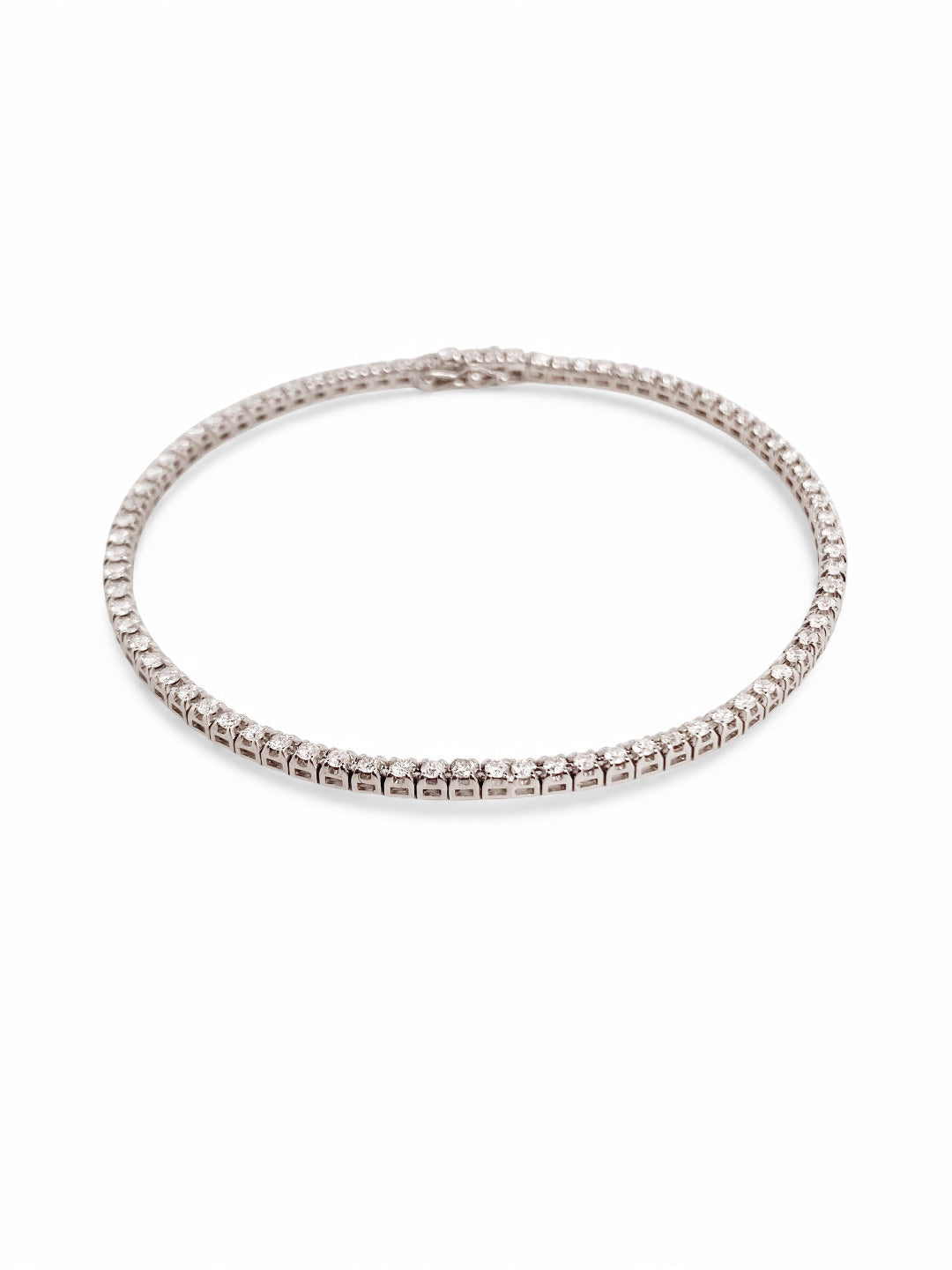 Pulsera en oro blanco Riviere de 18K con diamantes talla brillante y cierre seguro. Compra y venta de joyas en Barcelona de segunda mano restauradas al mejor precio.