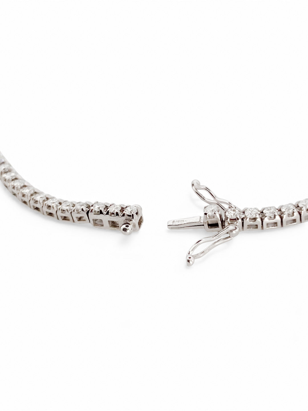 Pulsera en oro blanco Riviere de 18K con diamantes talla brillante y cierre seguro. Compra y venta de joyas en Barcelona de segunda mano restauradas al mejor precio.