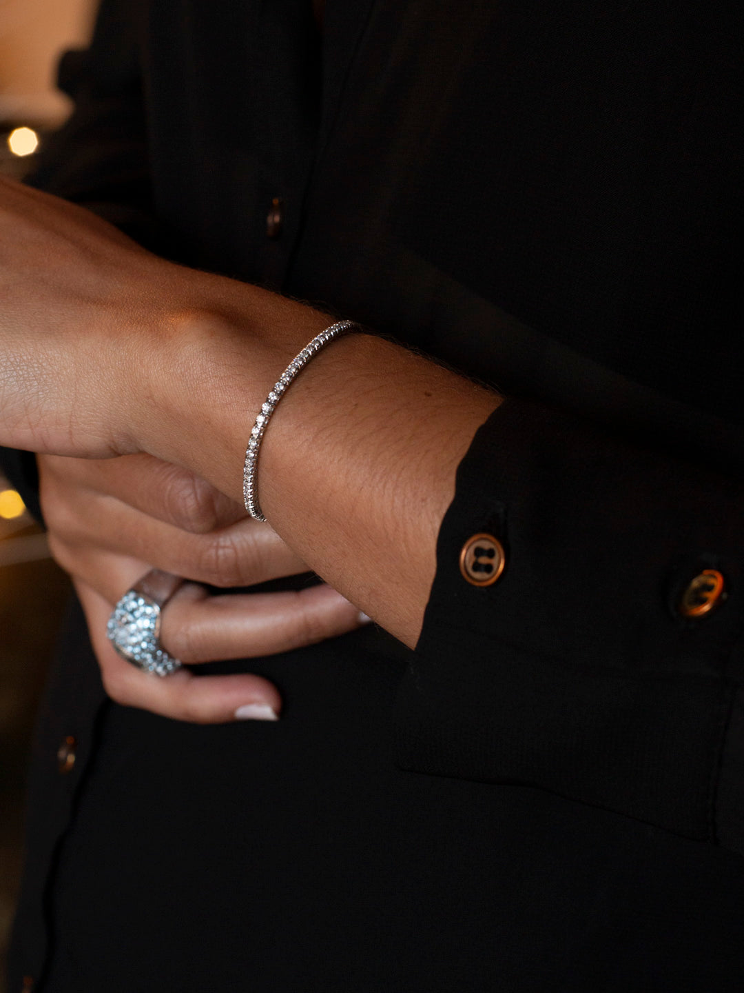 Pulsera en oro blanco Riviere de 18K con diamantes talla brillante y cierre seguro. Compra y venta de joyas en Barcelona de segunda mano restauradas al mejor precio.