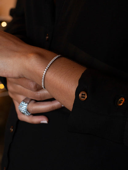 Pulsera en oro blanco Riviere de 18K con diamantes talla brillante y cierre seguro. Compra y venta de joyas en Barcelona de segunda mano restauradas al mejor precio.