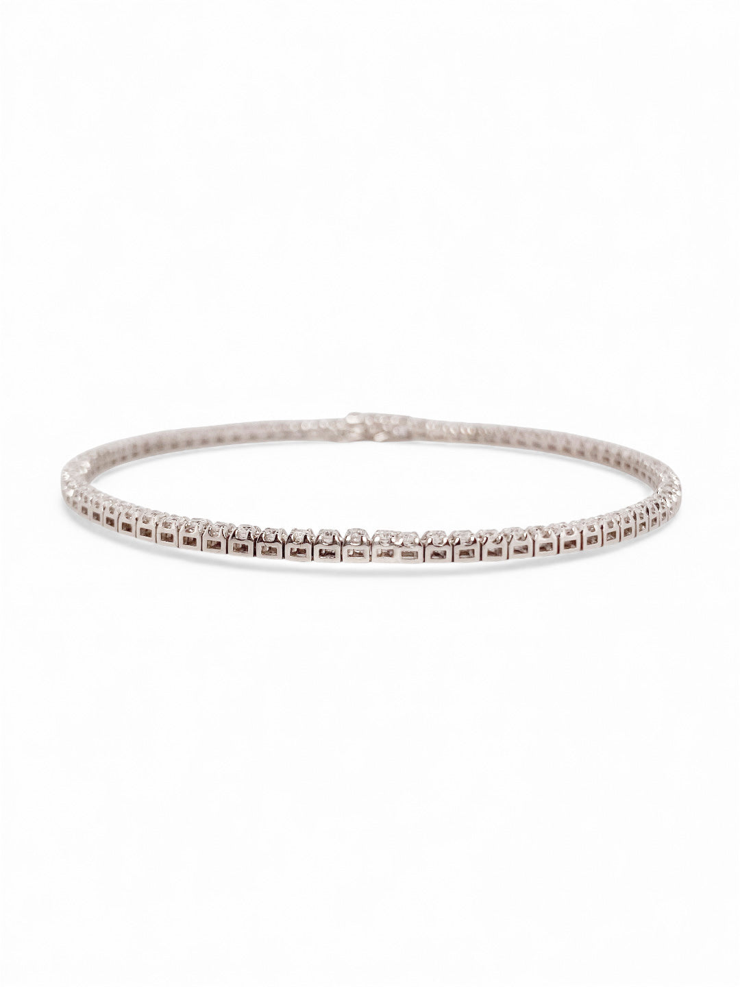Pulsera en oro blanco Riviere de 18K con diamantes talla brillante y cierre seguro. Compra y venta de joyas en Barcelona de segunda mano restauradas al mejor precio.