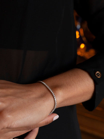 Pulsera en oro blanco Riviere de 18K con diamantes talla brillante y cierre seguro. Compra y venta de joyas en Barcelona de segunda mano restauradas al mejor precio.