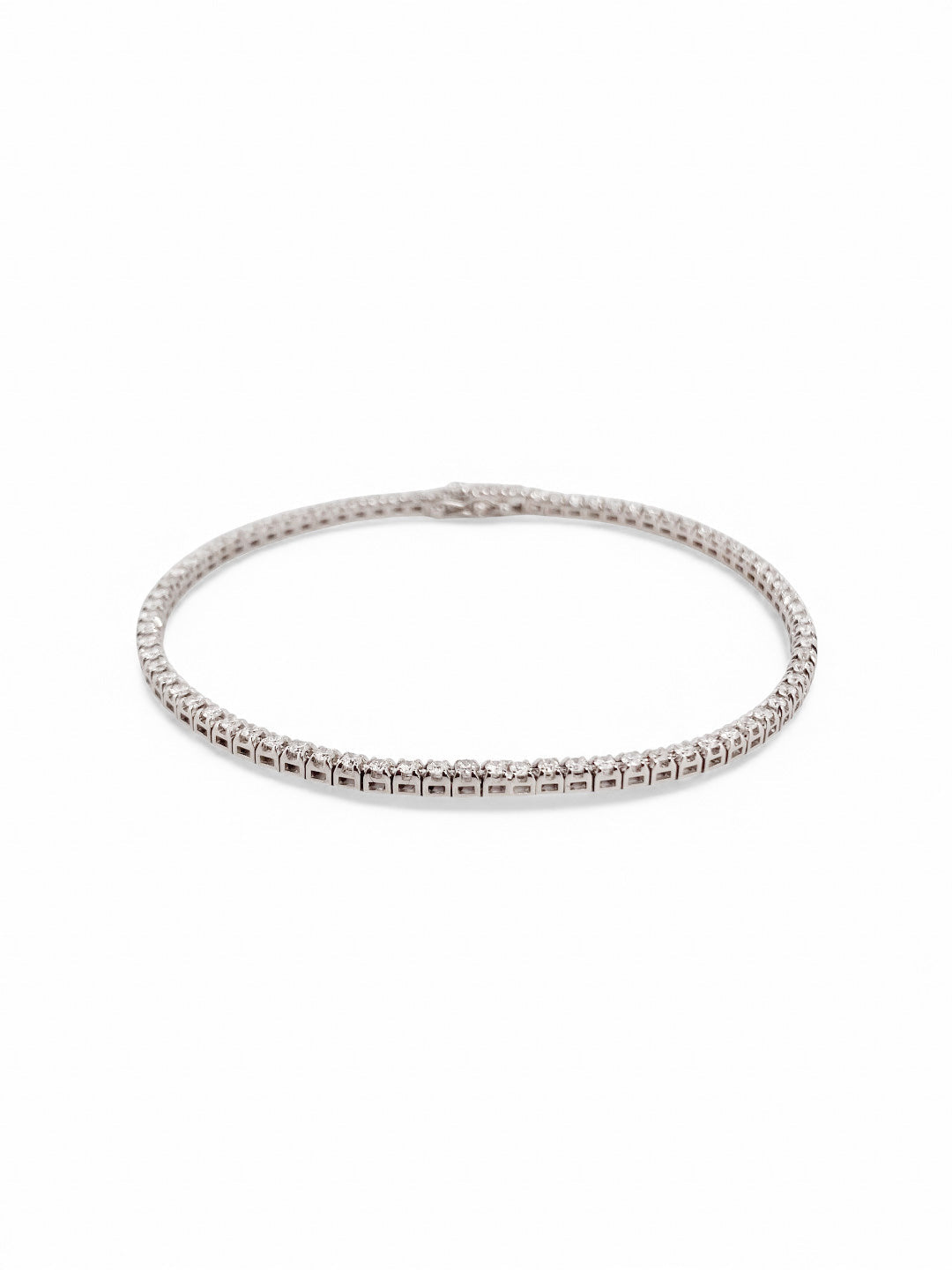 Pulsera en oro blanco Riviere de 18K con diamantes talla brillante y cierre seguro. Compra y venta de joyas en Barcelona de segunda mano restauradas al mejor precio.