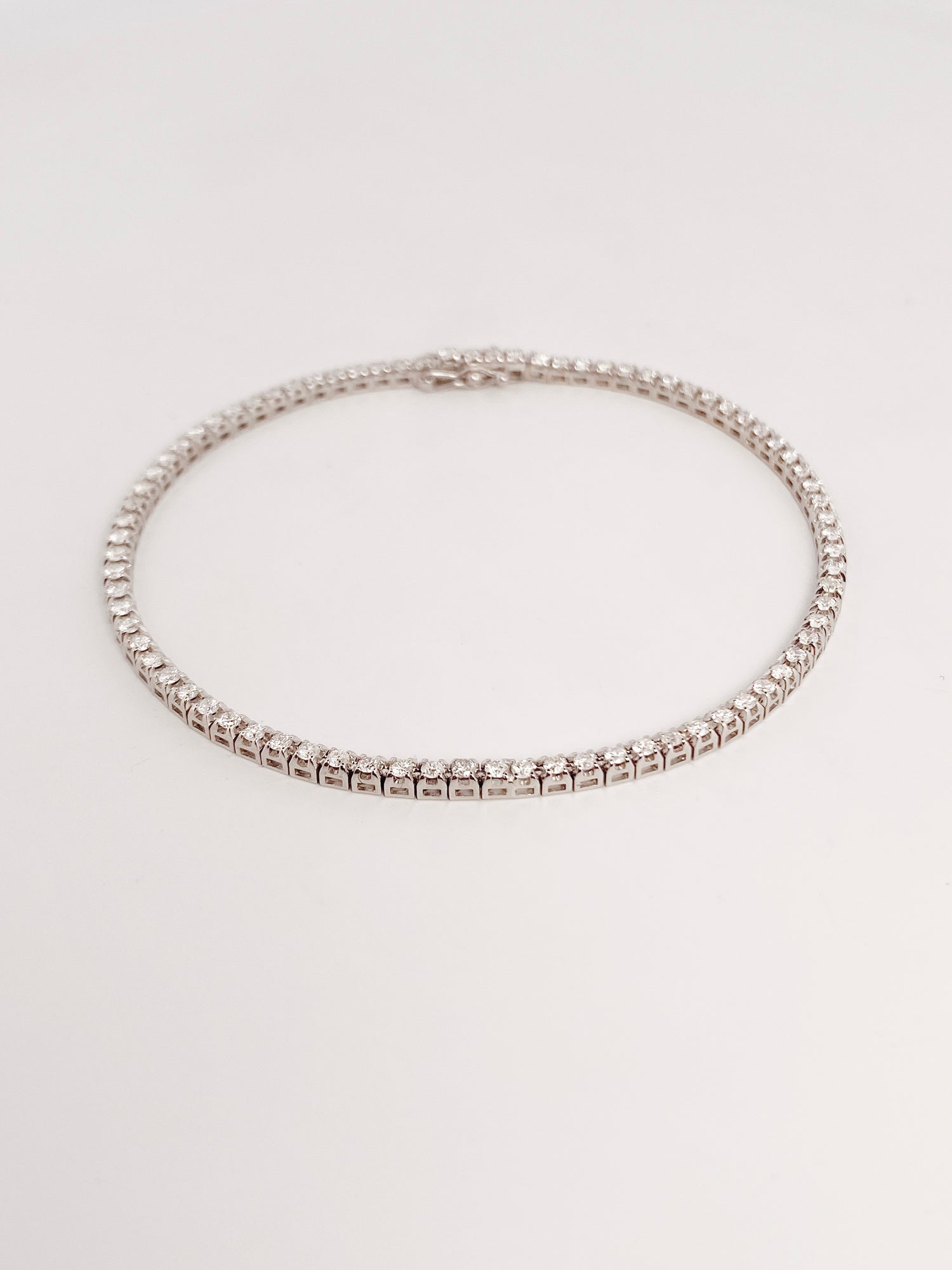 Pulsera en oro blanco Riviere de 18K con diamantes talla brillante y cierre seguro. Compra y venta de joyas en Barcelona de segunda mano restauradas al mejor precio.