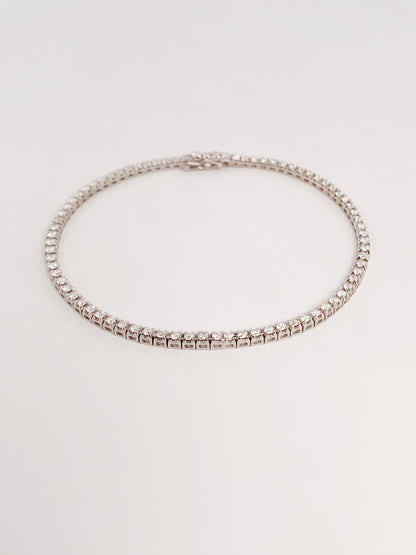 Pulsera en oro blanco Riviere de 18K con diamantes talla brillante y cierre seguro. Compra y venta de joyas en Barcelona de segunda mano restauradas al mejor precio.