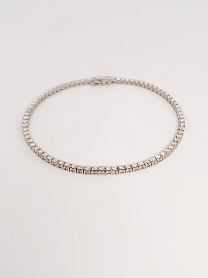 Pulsera en oro blanco Riviere de 18K con diamantes talla brillante y cierre seguro. Compra y venta de joyas en Barcelona de segunda mano restauradas al mejor precio.
