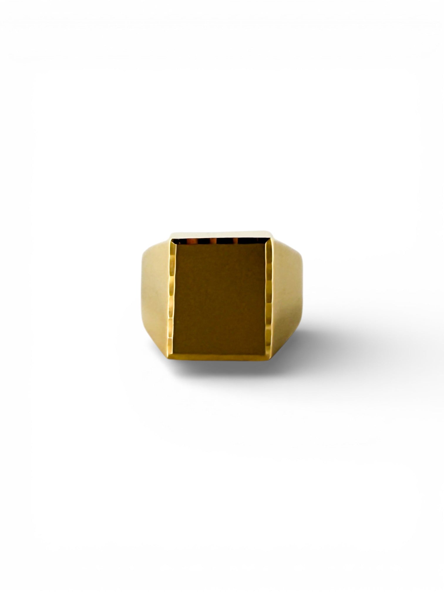 Comprar anillo tipo sello de oro amarillo de 18kt. Joyas de segunda mano y restauradas. Sellos de hombre  de oor 18kt baratos.