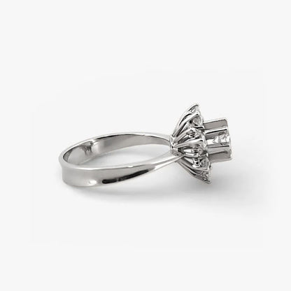 Comprar sortija realizada en oro blanco de 18kt con rosetón de brillante central de 0,35ct con engaste en 8 grapas y orla de diamantes. rosetones de diamantes anitguos baratos.