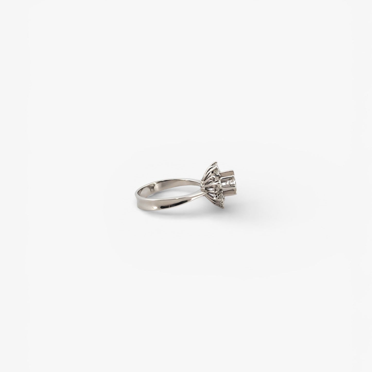 Comprar sortija realizada en oro blanco de 18kt con rosetón de brillante central de 0,35ct con engaste en 8 grapas y orla de diamantes. rosetones de diamantes anitguos baratos.