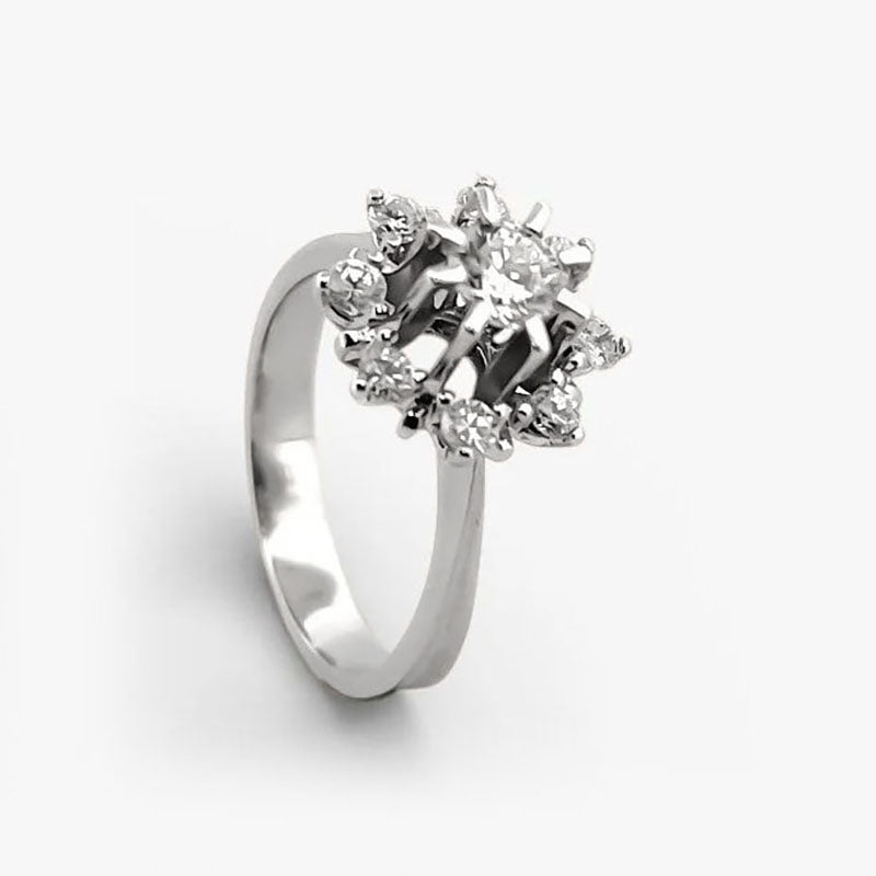 Comprar sortija realizada en oro blanco de 18kt con rosetón de brillante central de 0,35ct con engaste en 8 grapas y orla de diamantes. rosetones de diamantes anitguos baratos.
