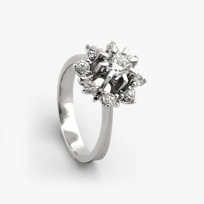 Comprar sortija realizada en oro blanco de 18kt con rosetón de brillante central de 0,35ct con engaste en 8 grapas y orla de diamantes. rosetones de diamantes anitguos baratos.