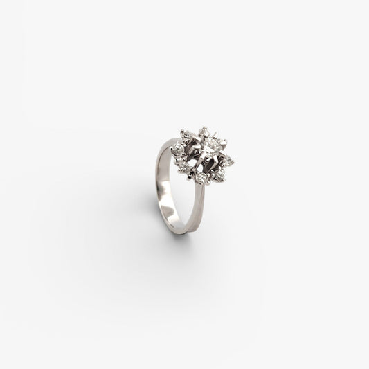 Comprar sortija realizada en oro blanco de 18kt con rosetón de brillante central de 0,35ct con engaste en 8 grapas y orla de diamantes. rosetones de diamantes anitguos baratos.