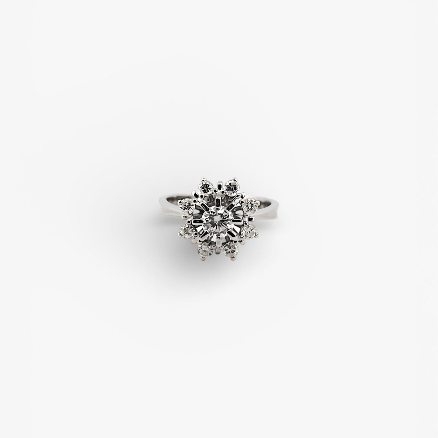 Comprar sortija realizada en oro blanco de 18kt con rosetón de brillante central de 0,35ct con engaste en 8 grapas y orla de diamantes. rosetones de diamantes anitguos baratos.