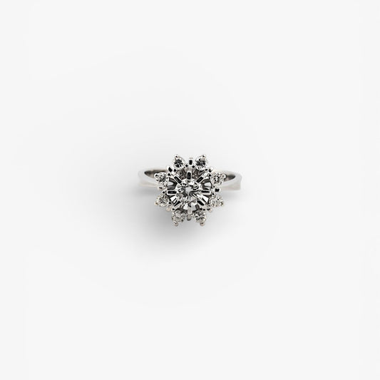 Comprar sortija realizada en oro blanco de 18kt con rosetón de brillante central de 0,35ct con engaste en 8 grapas y orla de diamantes. rosetones de diamantes anitguos baratos.