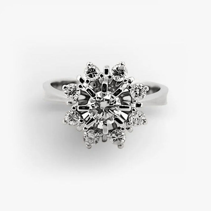 Comprar sortija realizada en oro blanco de 18kt con rosetón de brillante central de 0,35ct con engaste en 8 grapas y orla de diamantes. rosetones de diamantes anitguos baratos.