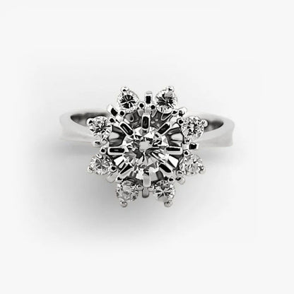 Comprar sortija realizada en oro blanco de 18kt con rosetón de brillante central de 0,35ct con engaste en 8 grapas y orla de diamantes. rosetones de diamantes anitguos baratos.