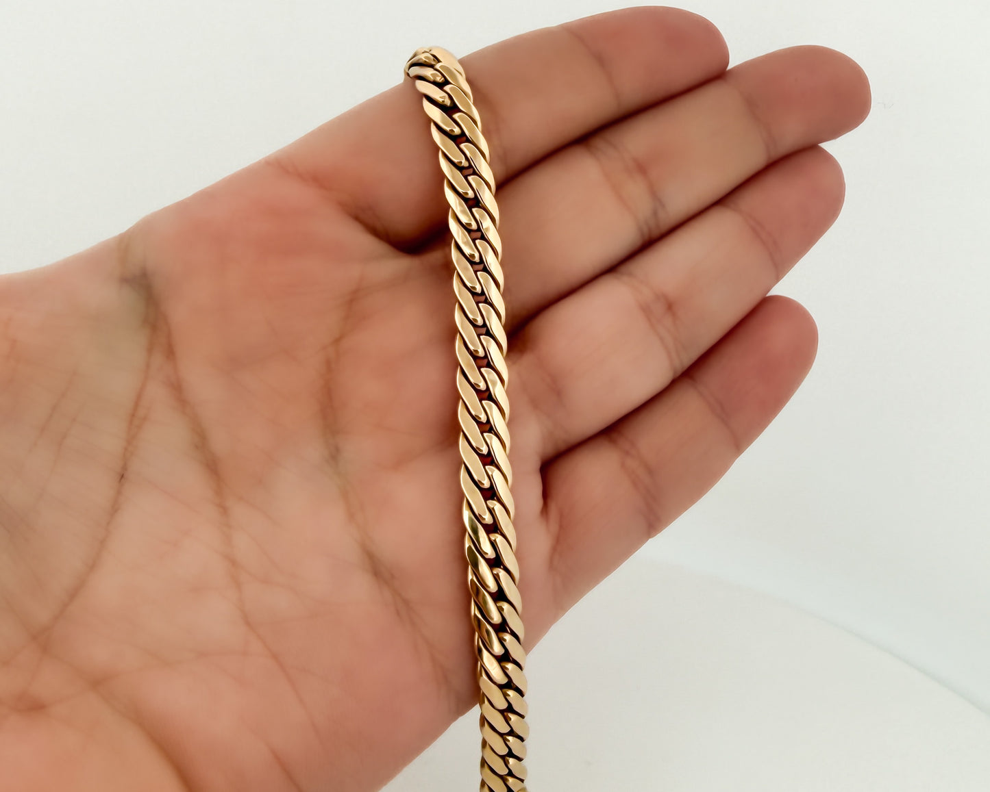 Comprar pulsera oro amarillo de 18kt con cadena tipo cubana. La pulsera mide 21
mm de largo y 6,25mm de grosor. Dispone de cierre tipo mosquetón. Joyeria Ian'Or