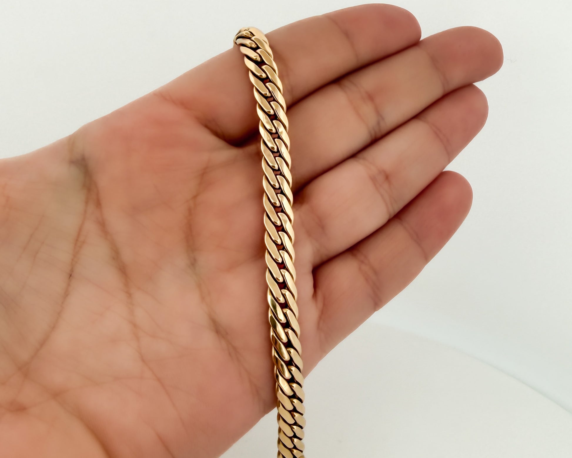 Comprar pulsera oro amarillo de 18kt con cadena tipo cubana. La pulsera mide 21
mm de largo y 6,25mm de grosor. Dispone de cierre tipo mosquetón. Joyeria Ian'Or