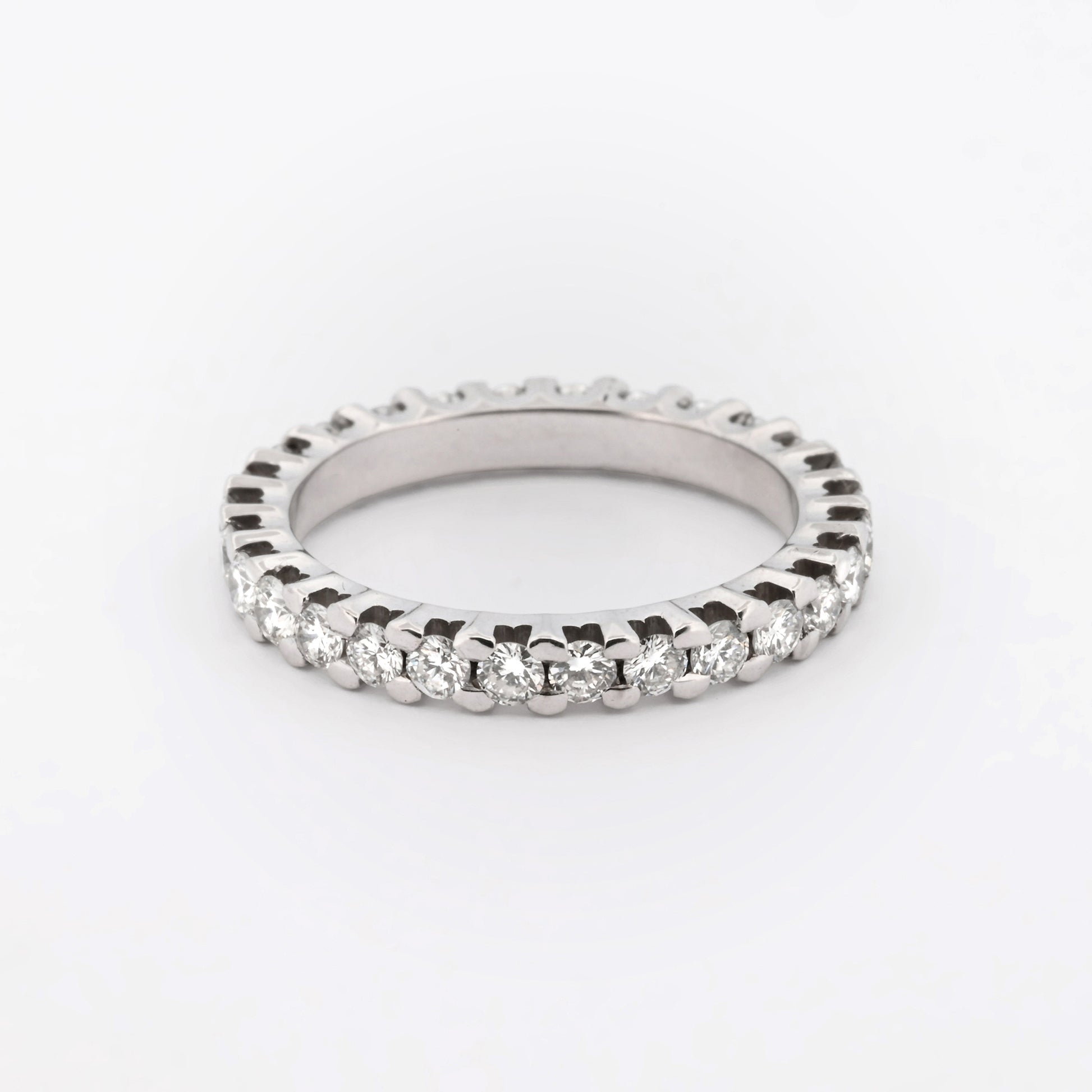 Comprar alianza entera realizada en oro blanco de 18kt con carril de diamantes talla brillante. Anillos de segunda mano. Joyería Ian'Or. Envío GRATIS. Ian'Or.
