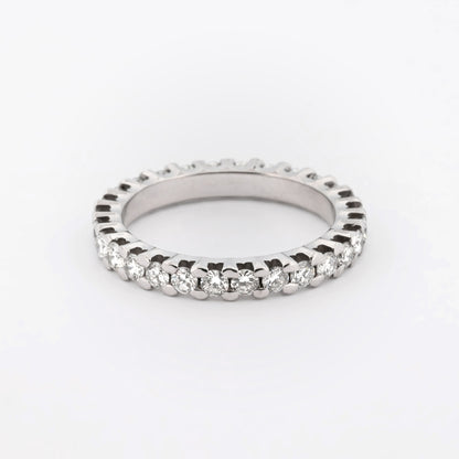 Comprar alianza entera realizada en oro blanco de 18kt con carril de diamantes talla brillante. Anillos de segunda mano. Joyería Ian'Or. Envío GRATIS. Ian'Or.