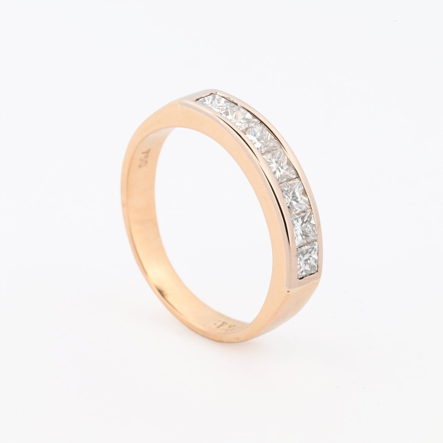 Comprar media alianza realizada en oro amarillo de 18kt con carril de diamantes talla princesa. Joyas segunda mano. Joyas con diamantes baratas. Envío gratis.