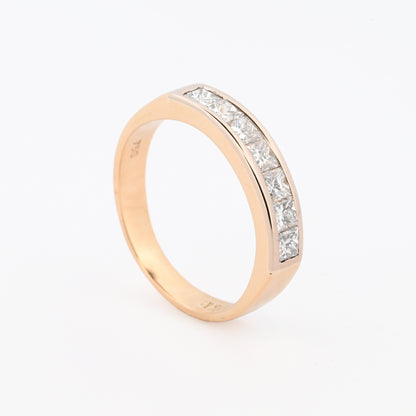 Comprar media alianza realizada en oro amarillo de 18kt con carril de diamantes talla princesa. Joyas segunda mano. Joyas con diamantes baratas. Envío gratis.