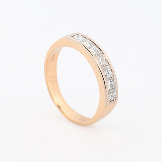 Comprar media alianza realizada en oro amarillo de 18kt con carril de diamantes talla princesa. Joyas segunda mano. Joyas con diamantes baratas. Envío gratis.