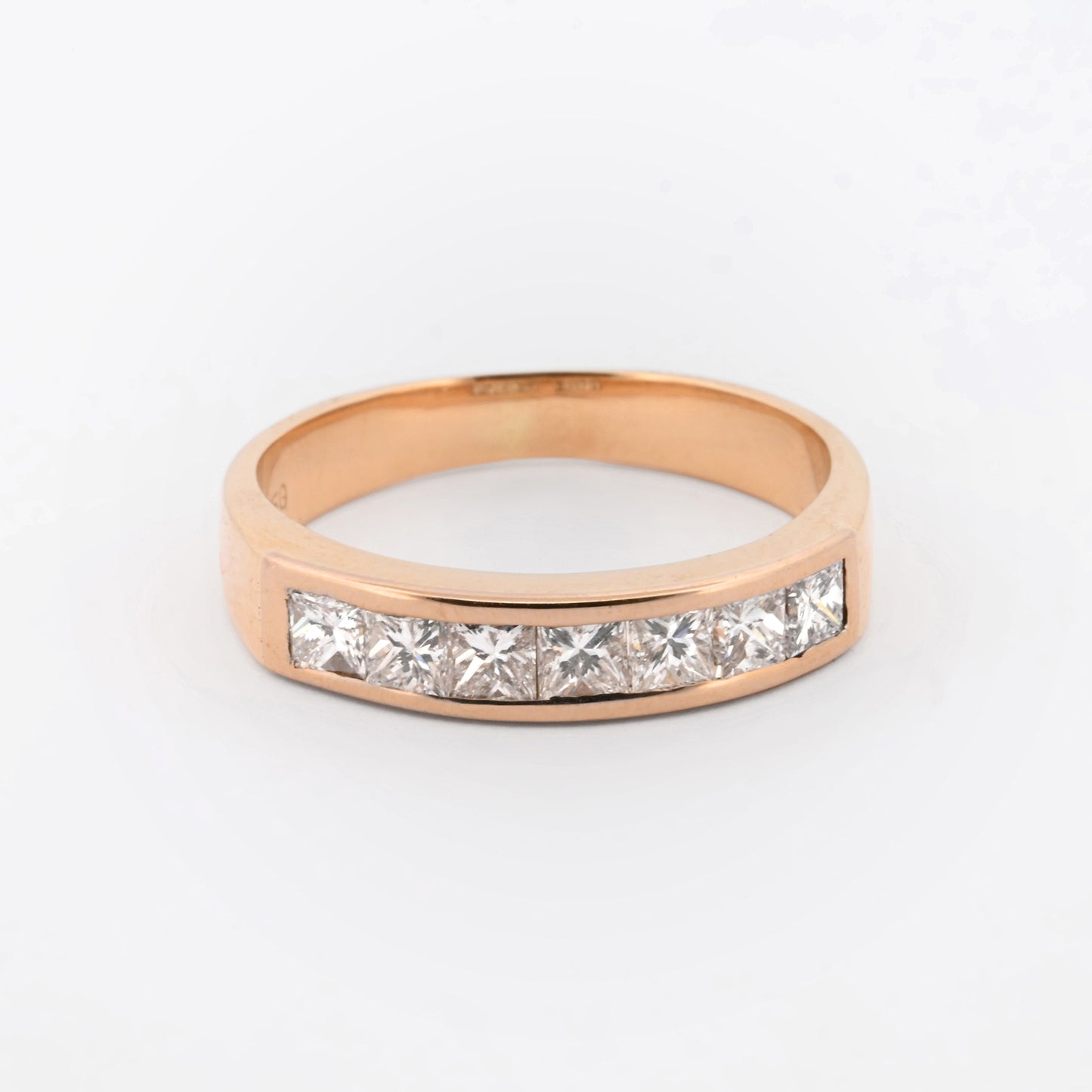 Comprar media alianza realizada en oro amarillo de 18kt con carril de diamantes talla princesa. Joyas segunda mano. Joyas con diamantes baratas. Envío gratis.